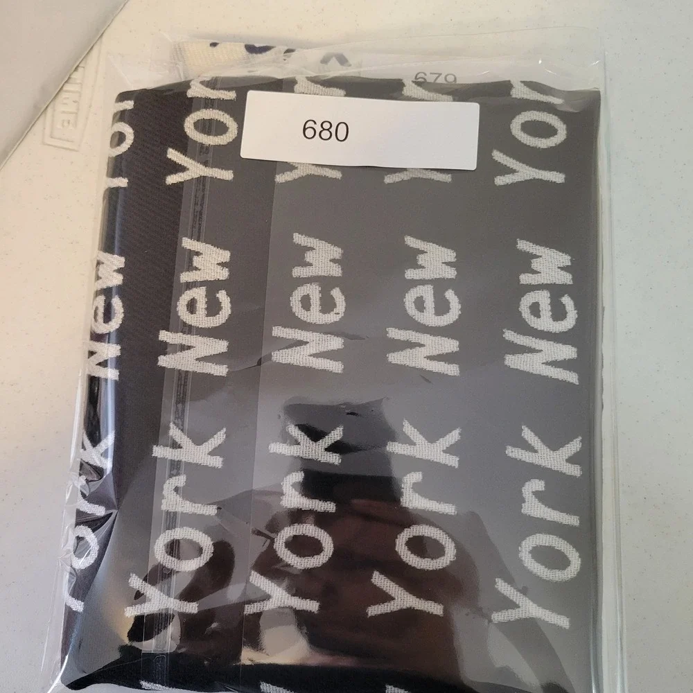 100% Cashmere Scarf Wrap Shawl Pashmina Black White Preppy Business NYC Print‎